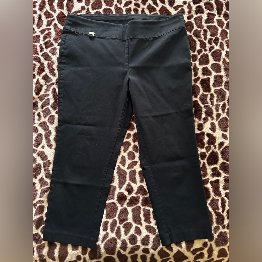 Rafaella Comfort Black Capri’s size 16
Excellent used condition